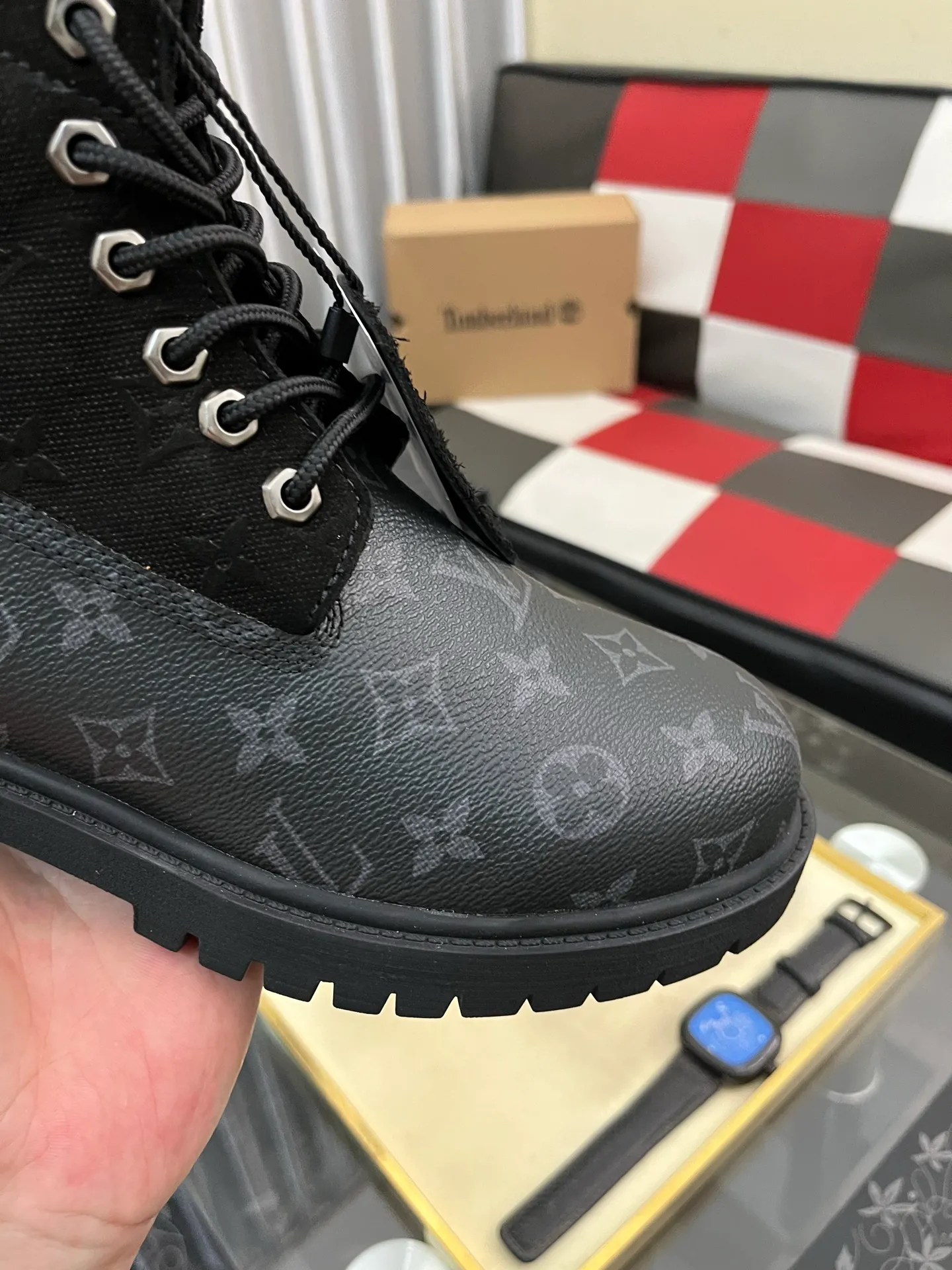 Ex-factory price: 458⌚️⌚️LV x Timberland Timberland joint model Presbyopia Embossed Rhubarb Boots Ankle Boots Short Boots LV x Timberland ankle boots are made of Monogram embossed waterproof nubuck cow leather, relying on the brand's exquisite craftsmanship to carefully reshape the classic Timberland 6-inch boot shape in Italy, with an eye-catching American workwear style. Created by Pharrell Williams 2025 autumn and winter menswear show. Monogram embossed tongue, original Timberland laces and outsole are exquisite details, and the leather label expresses the cooperation logo. Exquisite packaging at the delivery counter🛍📦 ▪️Material: Original customized imported first-layer cowhide ▪️Inner lining: Original customized leather lining/mesh lining ▪️Outsole: Original molded rubber material ▪️Sole thickness: 3.5CM ▪️Size: 38-44